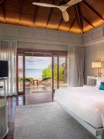 Luxuriöses Schlafzimmer mit direktem Zugang zur Terrasse und Meerblick