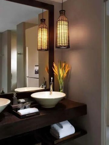 Modernes Badezimmer mit Doppelwaschbecken und stilvoller Beleuchtung