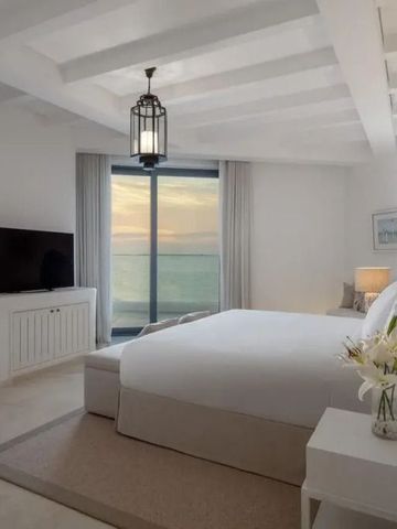 Helles Hotelzimmer mit Meerblick und eleganter Einrichtung