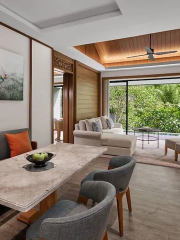 Helles Wohnzimmer mit moderner Einrichtung und großem Fenster zur Terrasse