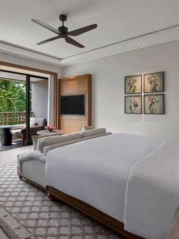 Modernes Schlafzimmer mit Balkon und Ausblick auf tropische Landschaft