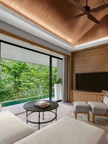 Luxuriöses Zimmer mit großer Fensterfront und Blick auf die Natur