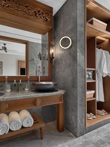 Stilvolles Badezimmer mit Doppelwaschbecken und Holzverkleidung