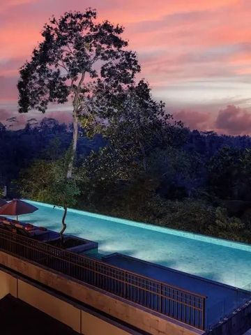 Infinity-Pool mit atemberaubendem Ausblick bei Sonnenuntergang