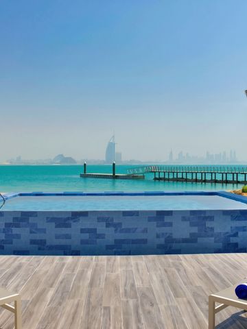 Infinity Pool mit Blick auf das Meer und die Dubai Skyline im Hintergrund