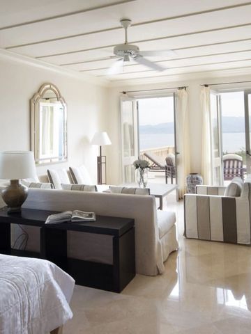 Luxuriöses Zimmer mit Blick auf das Meer und eleganten Möbeln