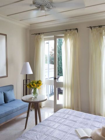 Helles Hotelzimmer mit Balkon und gemütlicher Sitzecke