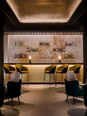 Elegante Hotelbar mit stilvoller Beleuchtung und bequemen Sitzgelegenheiten