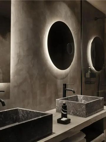 Modernes Badezimmer mit marmorner Doppelwaschbecken und großer Spiegelbeleuchtung