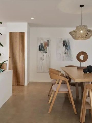 Moderner Essbereich mit Holztisch und skandinavischem Design im Andronis Arcadia Santorini