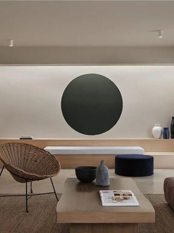 Minimalistisches Wohnzimmerdesign mit stilvollen Möbeln und Kunstobjekten