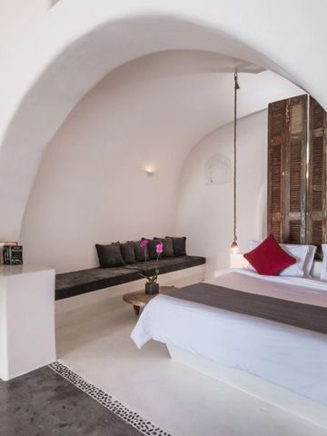 Helles Schlafzimmer mit einzigartigem Holzdekor und Sitzgelegenheit