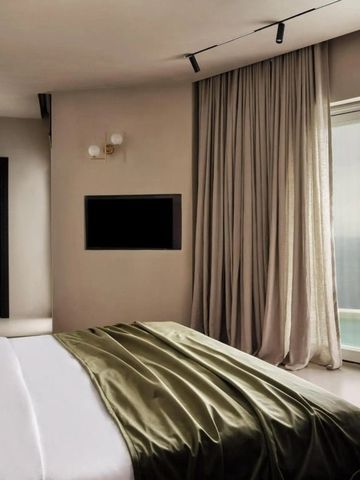 Geräumiges Schlafzimmer mit Blick auf das Meer durch den Balkon