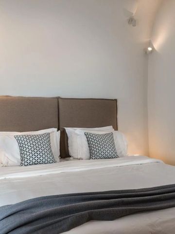 Gemütliches Schlafzimmer mit stilvollen Kissen und weicher Beleuchtung