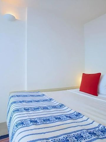 Helles Zimmer mit roten Kissen und traditionellem Dekor