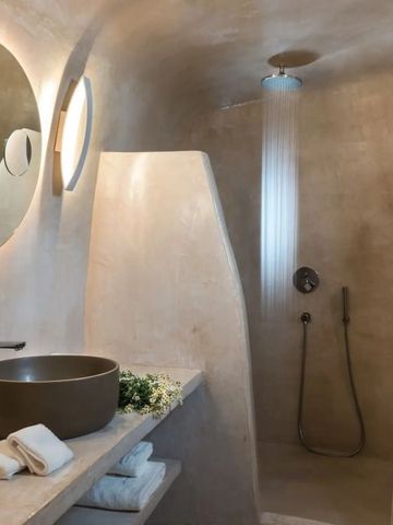 Modernes Badezimmer mit begehbarer Dusche und Spiegel