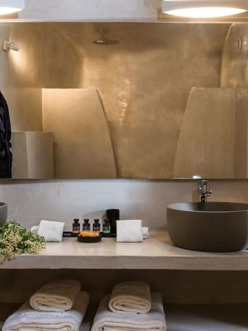 Badezimmer mit großzügigem Spiegel und Doppelwaschtisch
