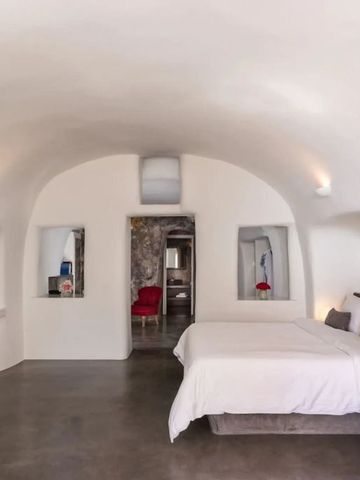 Luxuriöses Hotelzimmer mit gewölbten Decken und minimalistischem Design