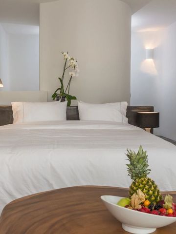 Gemütliches Hotelzimmer mit frischem Obstteller und Sektglas