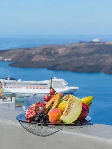 Panoramablick auf das Meer von einer Terrasse mit frischen Früchten im Vordergrund