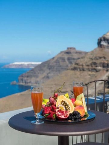 Atemberaubende Aussicht von Terrasse mit Früchtesnack und Getränken