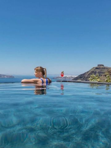 Entspanntes Schwimmen in einem Infinity Pool mit Berg- und Meerblick