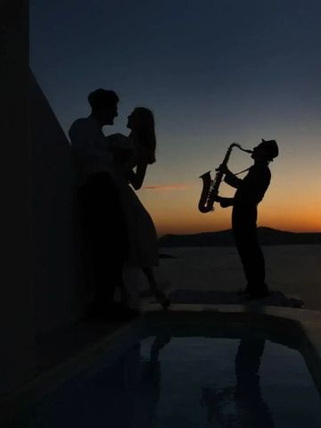 Saxophonspieler bei Sonnenuntergang auf einem Dach