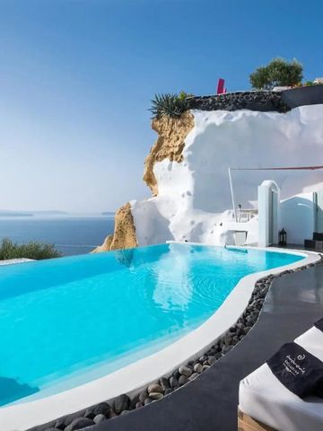 Infinity Pool mit Aussicht auf das Meer und weiße Architektur