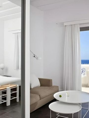 Helles Zimmer mit Meerblick und eleganter Einrichtung.