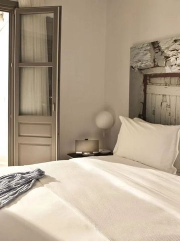 Helles Schlafzimmer mit Tür zur Terrasse und Poolblick