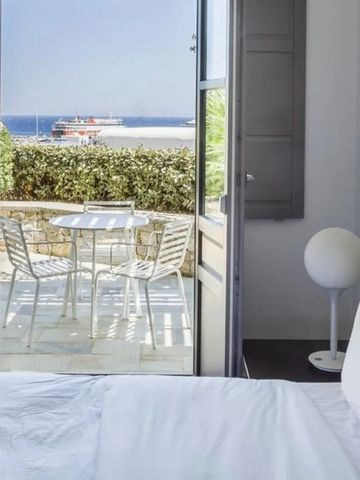 Schlafzimmer mit Zugang zu einer Terrasse mit Meerblick