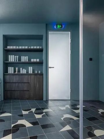 Moderner Spa-Bereich mit eleganter Wandgestaltung und stilvollen Fliesen in Grau.