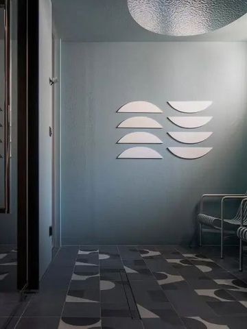 Stilvoll gestaltete Spa-Ecke mit moderner Wandkunst und Sitzgelegenheiten.