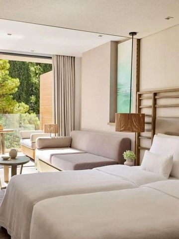 Geräumiges Hotelzimmer mit Terrasse im Grünen.