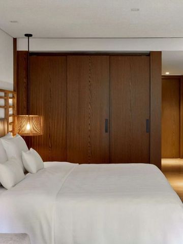 Modern gestaltetes Hotelzimmer mit elegantem Holzdesign.