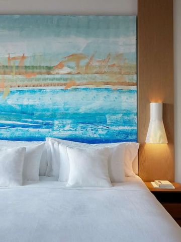 Elegantes Hotelzimmer mit großem Kunstwerk über dem Bett
