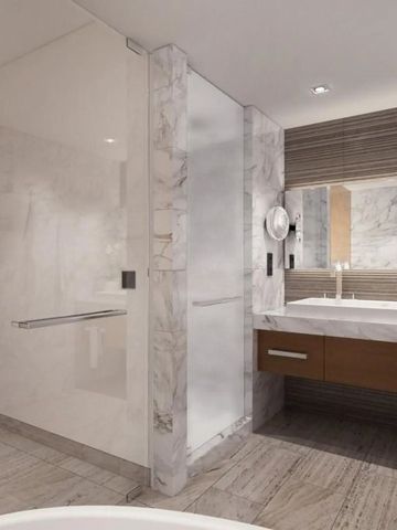 Luxuriöses Badezimmer mit Marmoroberflächen und moderner Ausstattung