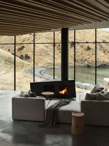Modernes Wohnzimmer mit Panoramablick auf die Küstenlandschaft