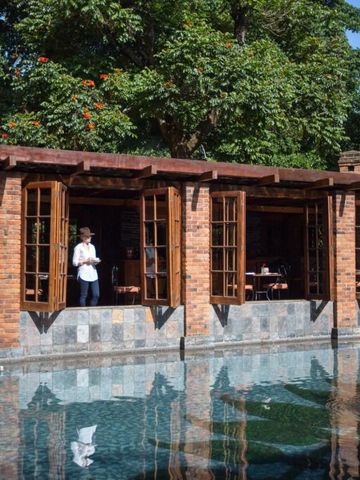 Architektur mit großen Fenstern und Spiegelungen im Wasserbecken