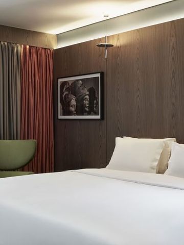 Elegantes Zimmer mit modernem Design und Kunstwerk an der Wand.