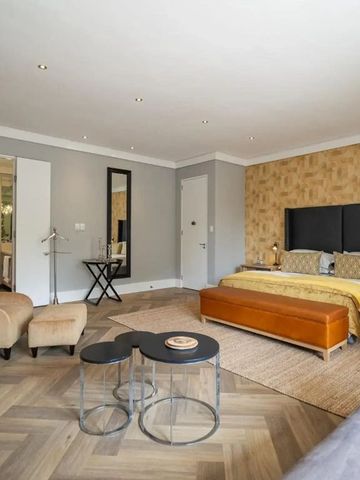 Großzügiges Zimmer mit Doppelbett und Sitzbereich
