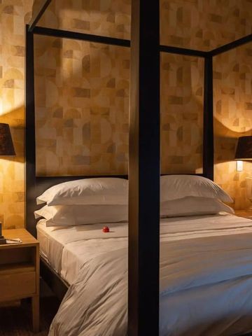 Gemütliches Zimmer mit Himmelbett und sanfter Beleuchtung