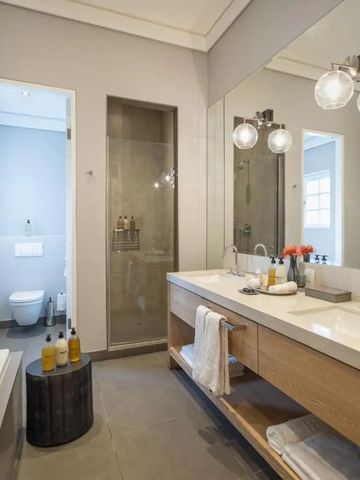 Modernes Badezimmer mit Doppelwaschbecken und Dusche