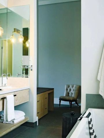 Luxuriöses Badezimmer mit freistehender Badewanne und Sitzbereich