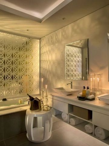 Luxuriöses Badezimmer mit Whirlpool und stilvoller Beleuchtung