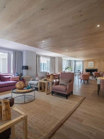 Elegantes Wohnzimmer mit bequemen Sitzmöbeln und Holzakzenten