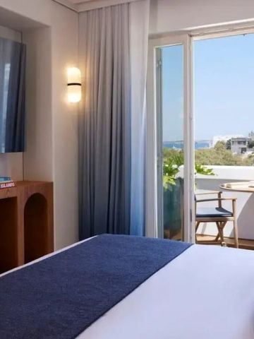 Helles Zimmer mit Balkon, Blick auf das Meer und einem gemütlichen Bett