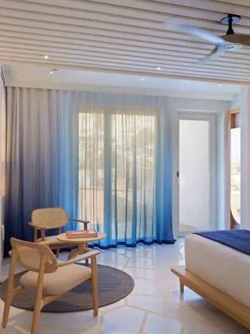Modernes Zimmer mit blauen Vorhängen und stilvollem Interieur