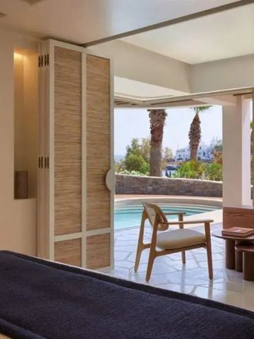 Helles Zimmer mit Zugang zum Pool und moderner Einrichtung