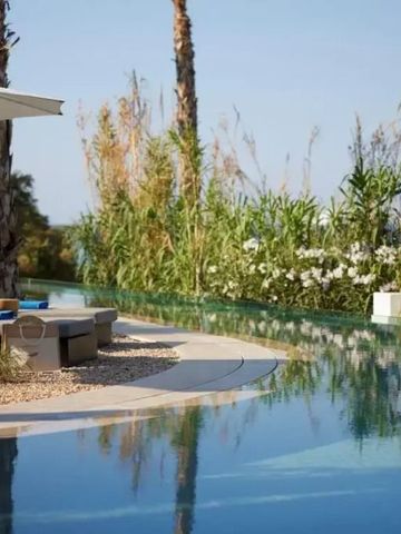 Pool mit Liegen und üppiger Vegetation
